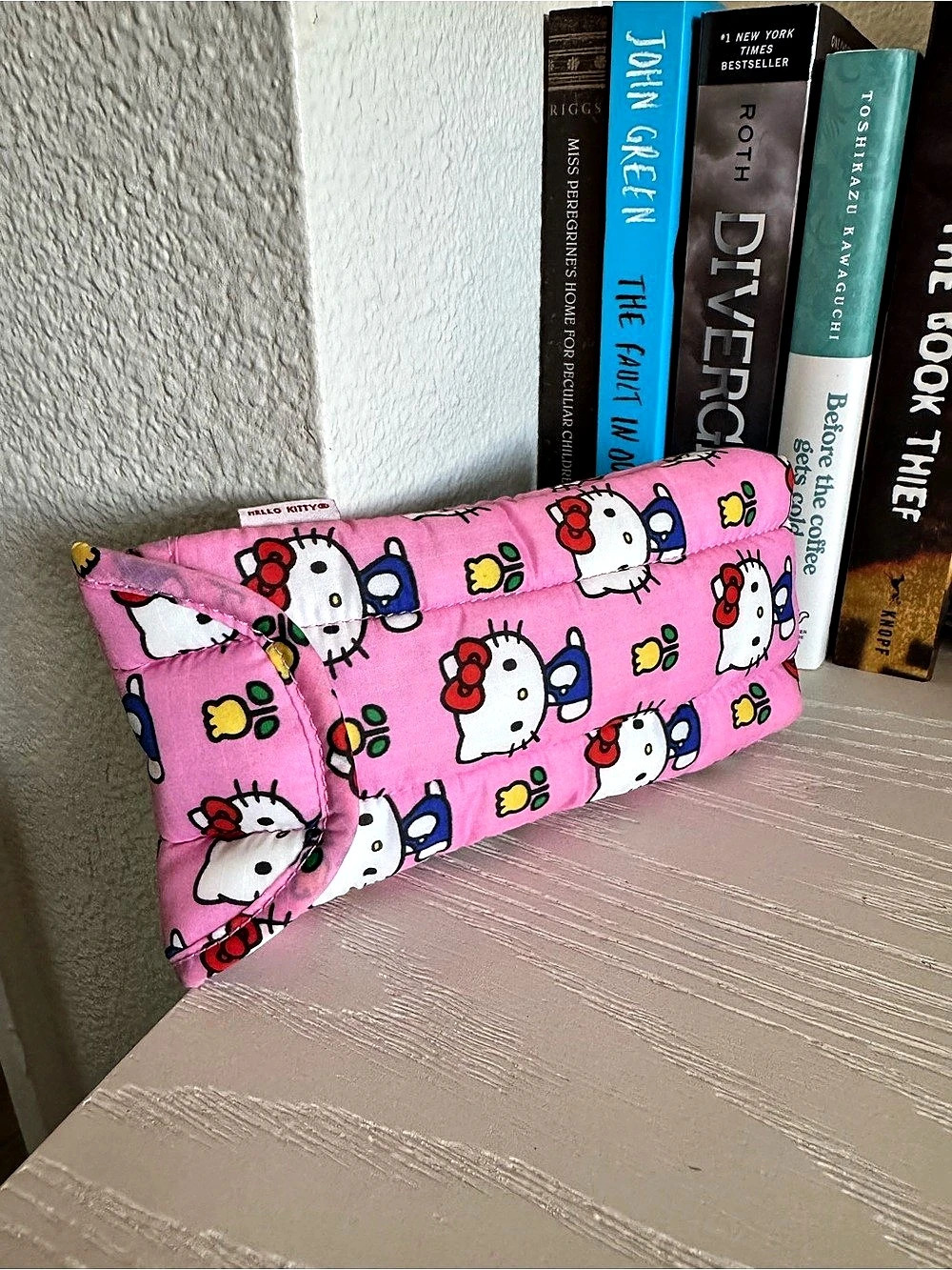 Baggu Hello Kitty x Baggu Puffy Glasses Sleeve Pink & White